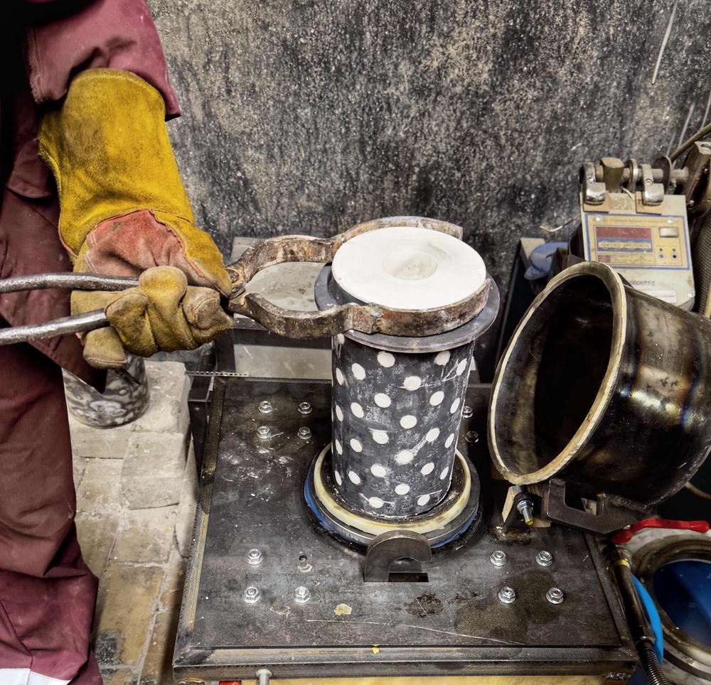 Панель управления вынесена выше рабочей области. 